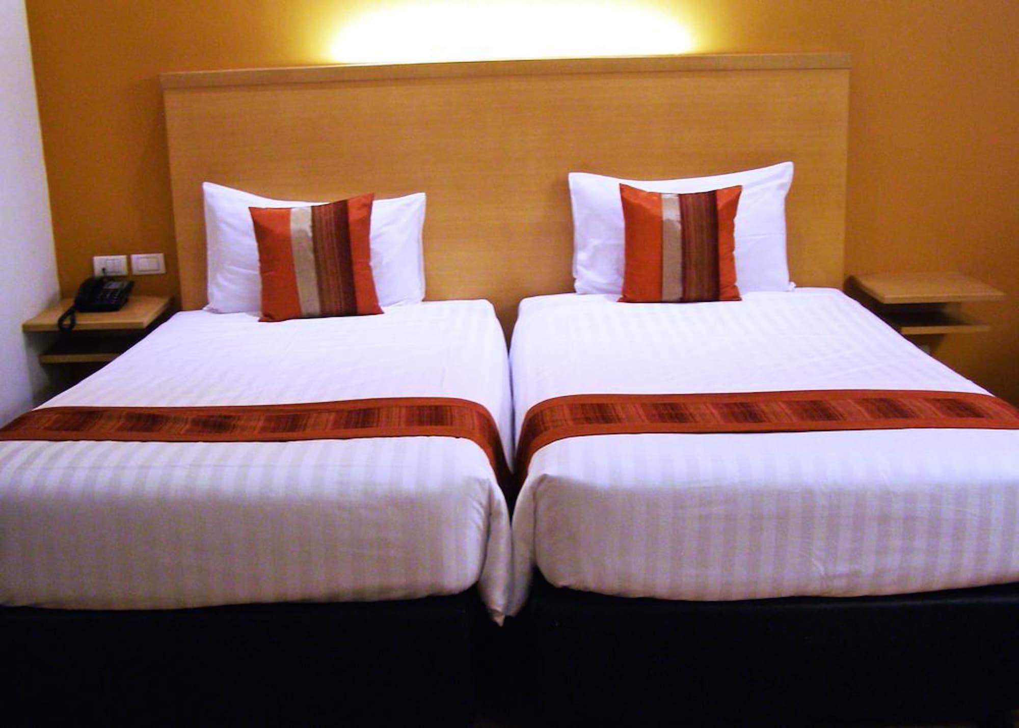 Iyarin @ Tuk Chang Hotel Бангкок Экстерьер фото