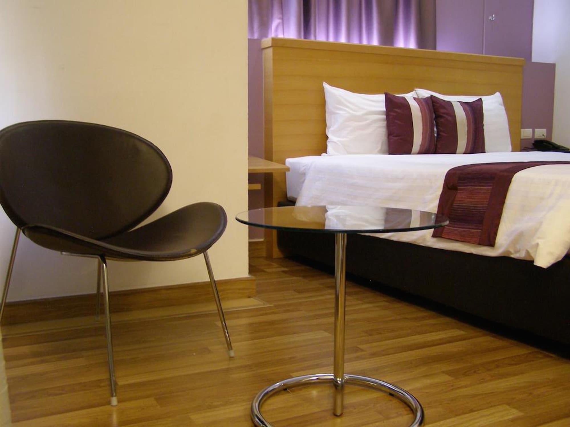 Iyarin @ Tuk Chang Hotel Бангкок Экстерьер фото