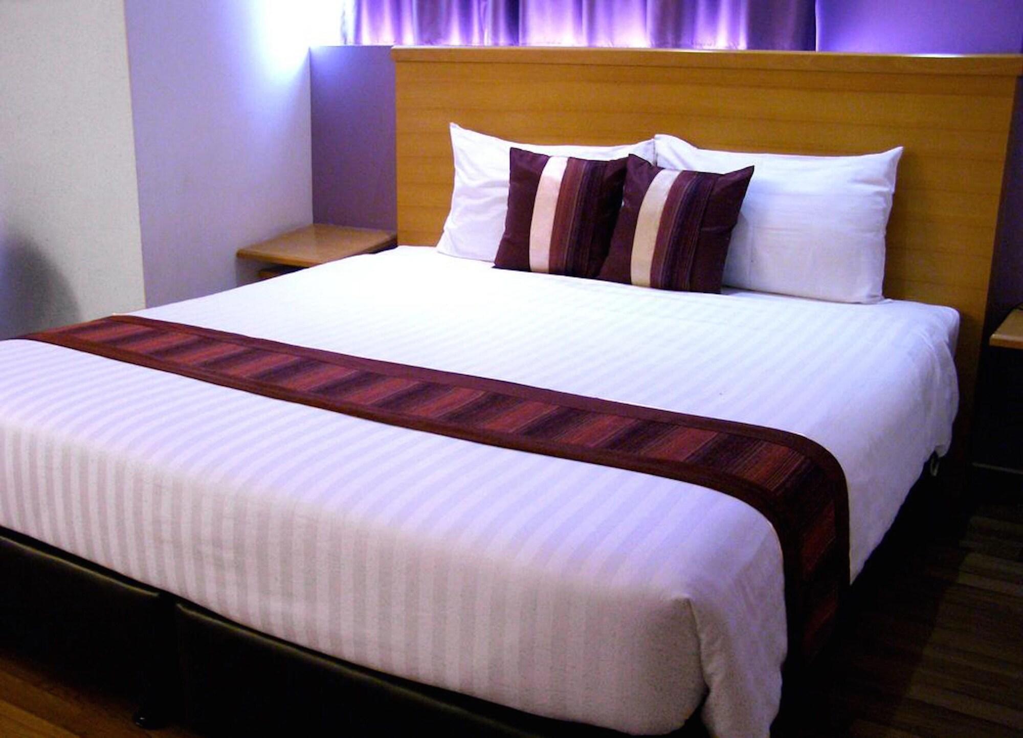 Iyarin @ Tuk Chang Hotel Бангкок Экстерьер фото