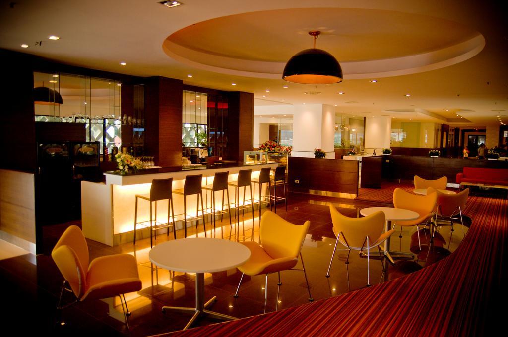 Iyarin @ Tuk Chang Hotel Бангкок Экстерьер фото