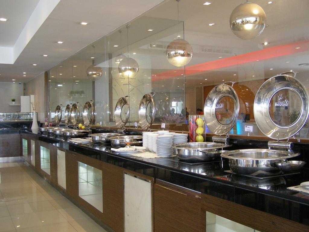 Iyarin @ Tuk Chang Hotel Бангкок Экстерьер фото
