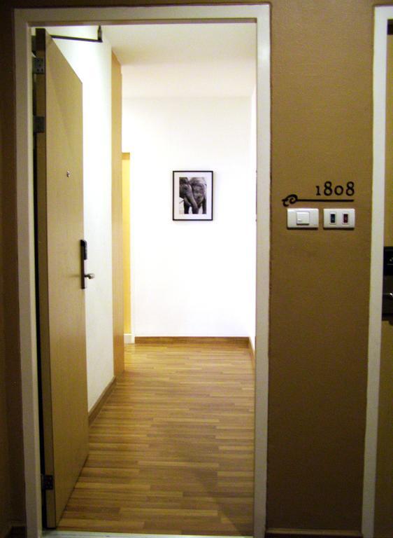 Iyarin @ Tuk Chang Hotel Бангкок Экстерьер фото