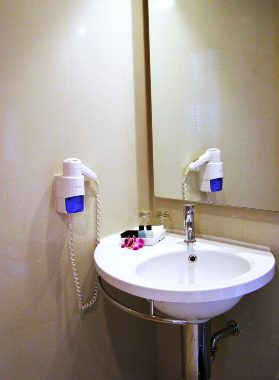 Iyarin @ Tuk Chang Hotel Бангкок Экстерьер фото