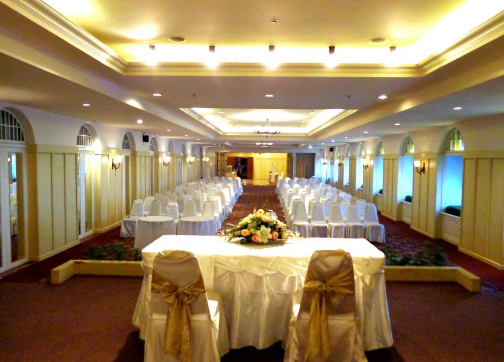 Iyarin @ Tuk Chang Hotel Бангкок Экстерьер фото