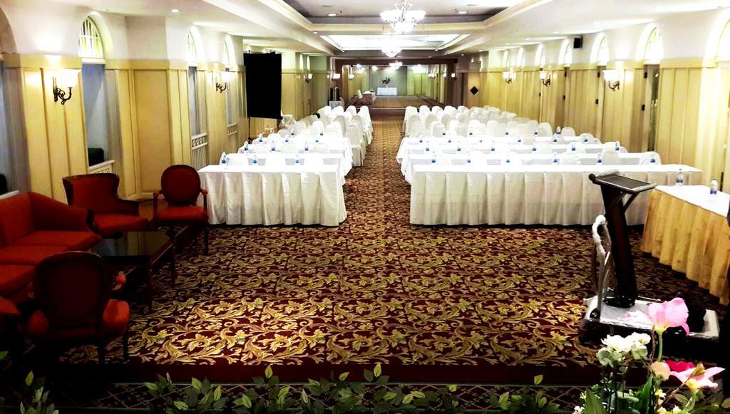 Iyarin @ Tuk Chang Hotel Бангкок Экстерьер фото